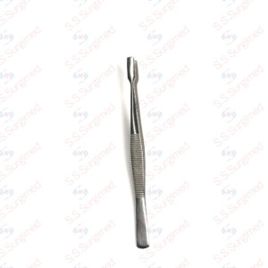 Flat tip tweezers with serrated handles